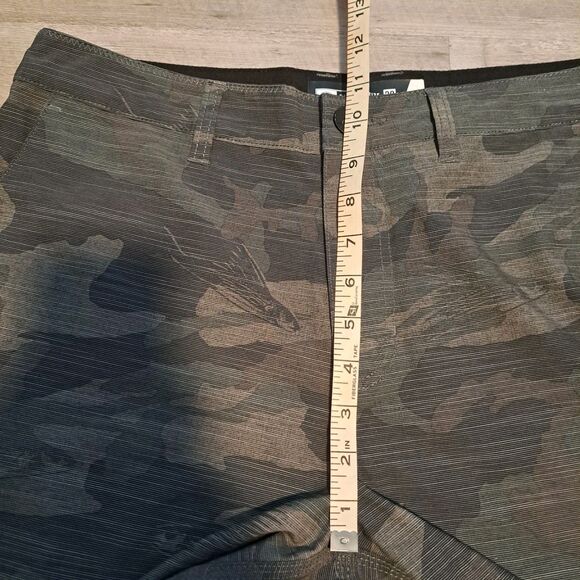 SALTY CREW Mens Shorts Sz 32 Hybrid CAMO Striped Walking Swim Casual Golf Fish - Picture 9 of 12